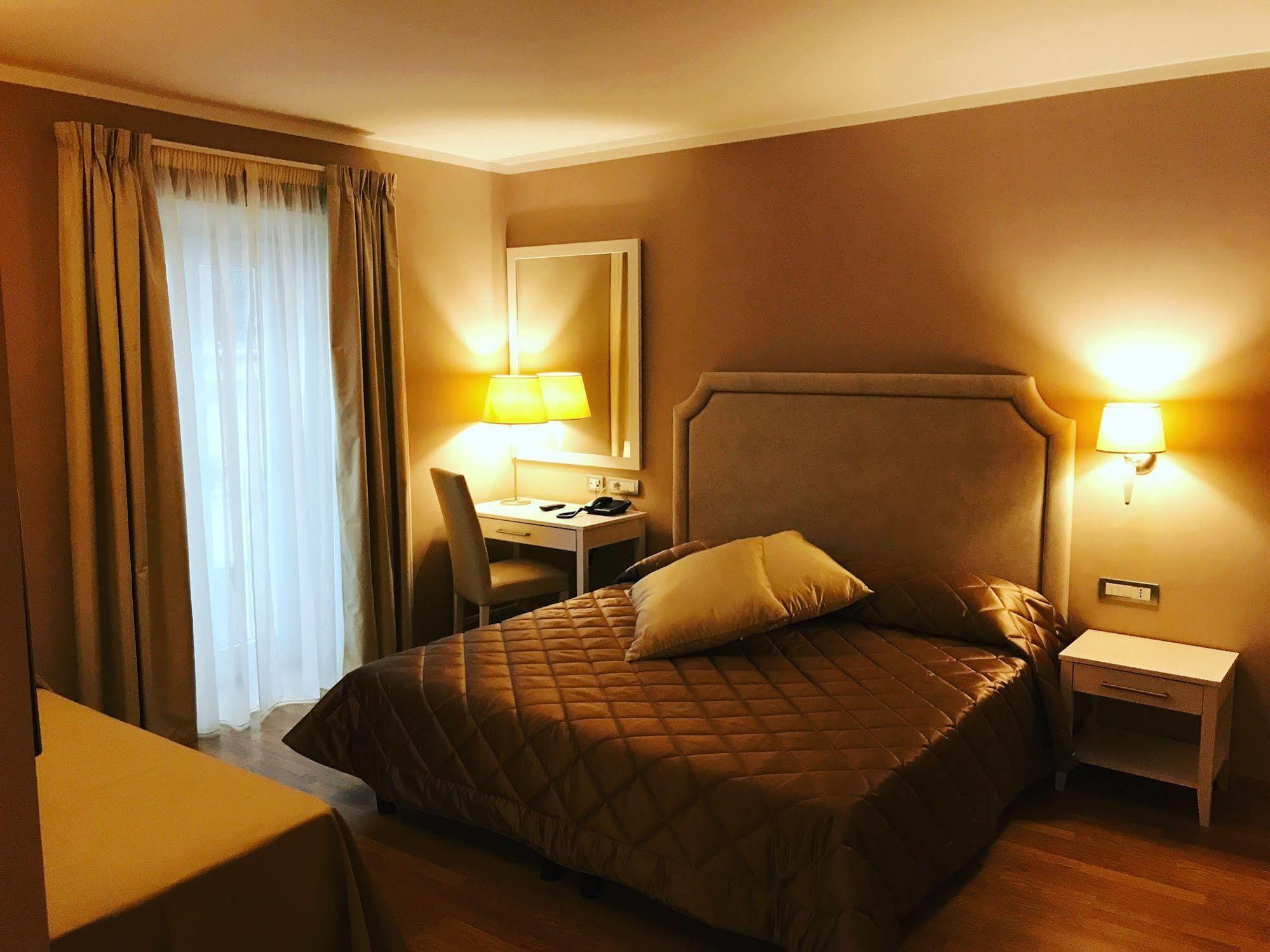 Hotel Centrale Ольбия Экстерьер фото